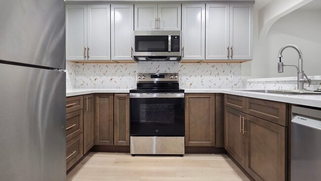 Building Photo - Top-Floor Corner End-Unit with Great Light