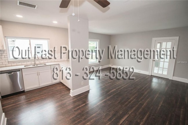 Building Photo - 226 SW Lincoln Cir N, St Petersburg Fl 33703