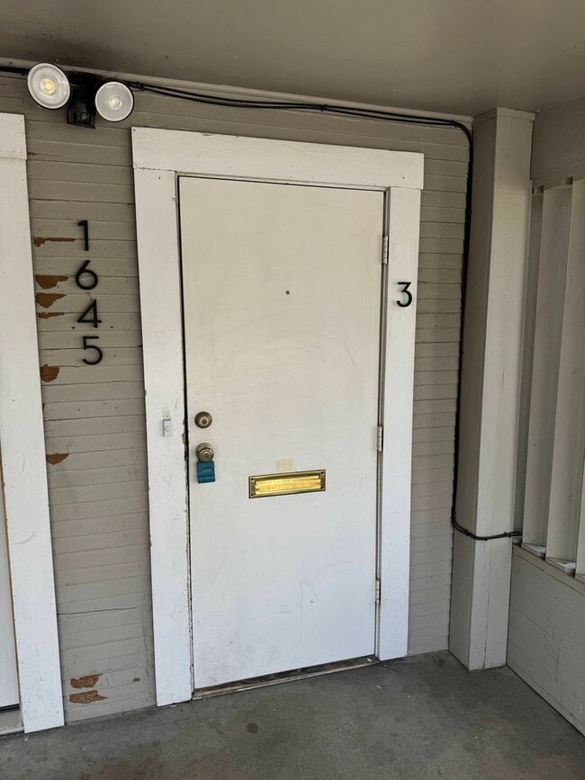 Building Photo - 2 Bedroom in Triplex Near Downtown and Campus