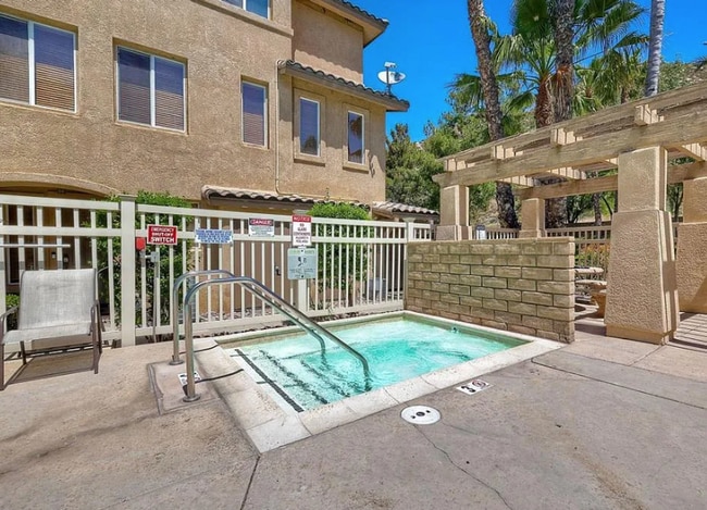 Building Photo - Three Story Townhome Overlooking Singing H...