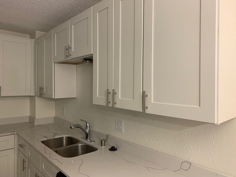 Soft close cabinets! - 6224 Magnolia Ln N