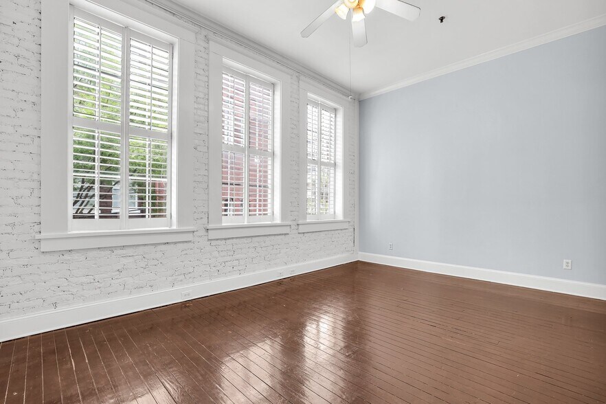 Building Photo - 321 W Broughton St