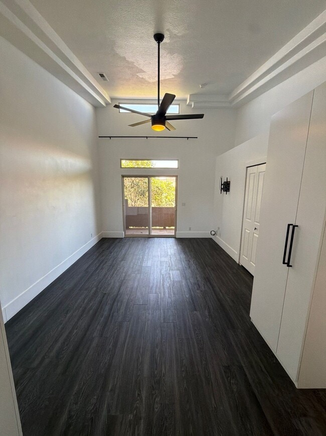 Building Photo - 340 N Country Ln