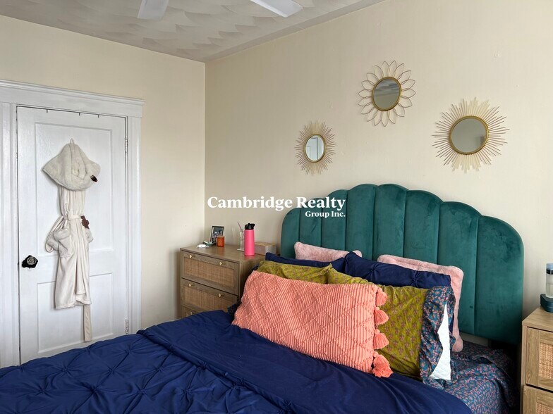 Building Photo - 66 Craigie St