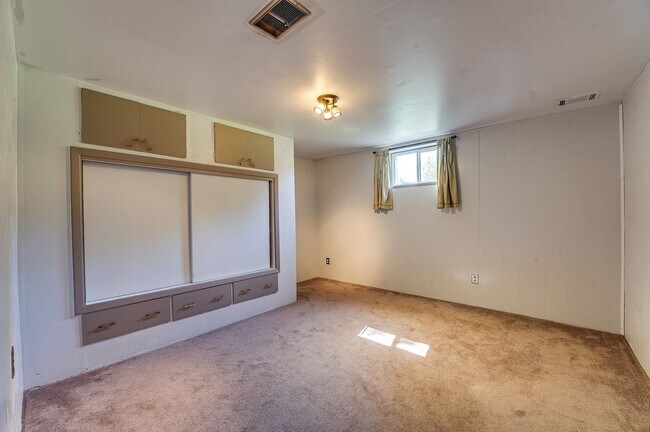 Building Photo - 4 bed, 2 bath Ranch Home near City Park W/ Finished Bsmt & Fenced Yard!
