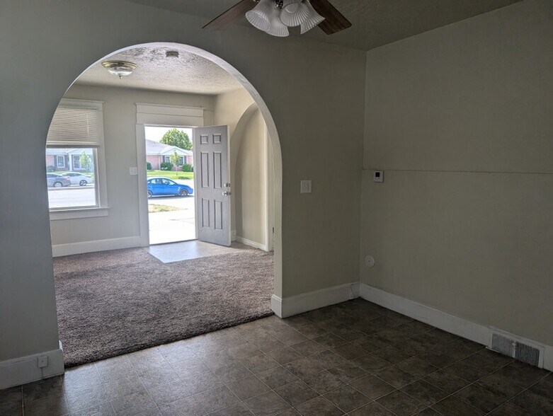 Building Photo - 372 N 500 W