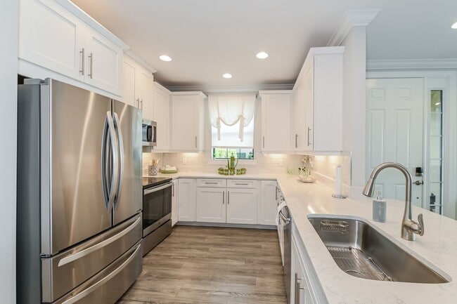 Building Photo - Luxury Furnished Coach Home in Esplanade Golf & Country Club – 2+Den / 2.5 Bath