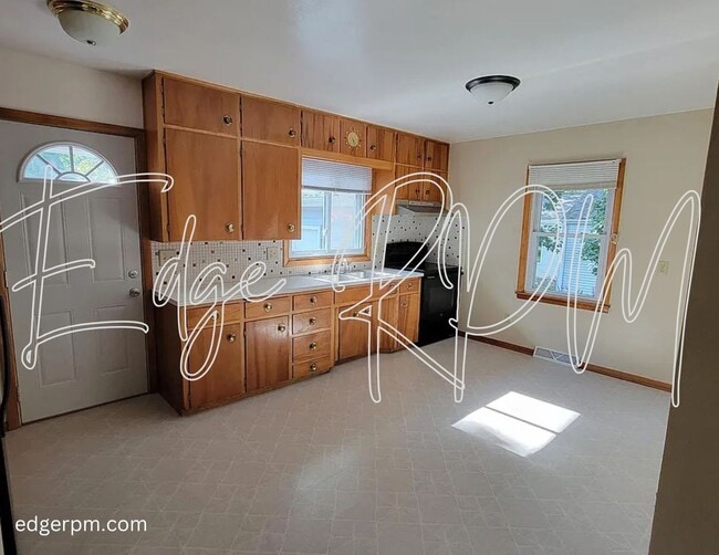Building Photo - Charming 1-Bedroom Duplex!