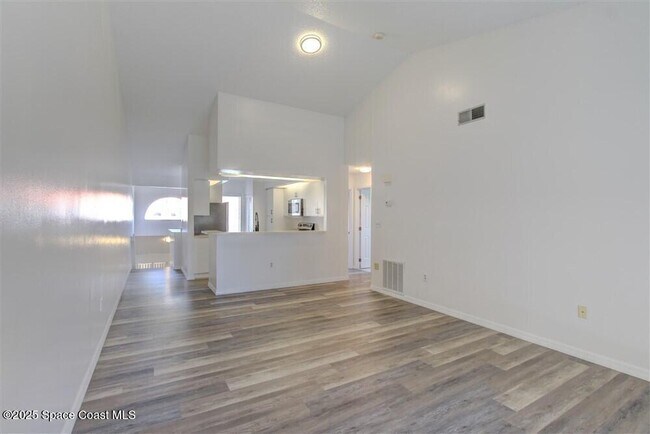 Building Photo - 1051 Country Club Dr