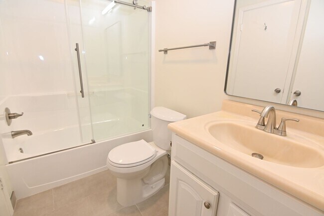 Building Photo - Charming Ground-Floor 2 Bedroom 1 bath Condo close to downtown!