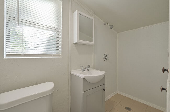 Building Photo - 3732 NW 26th St