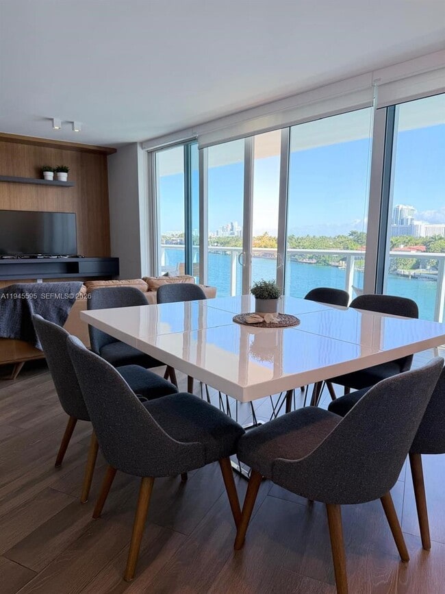 Building Photo - 9821 E Bay Harbor Dr