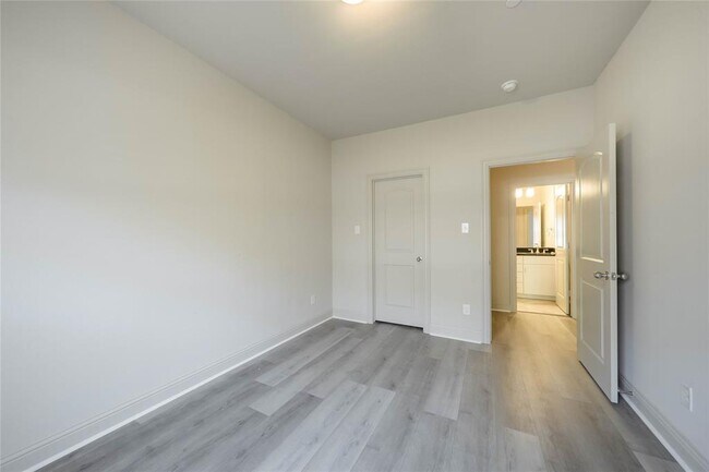 Building Photo - 2745 Troutt Dr