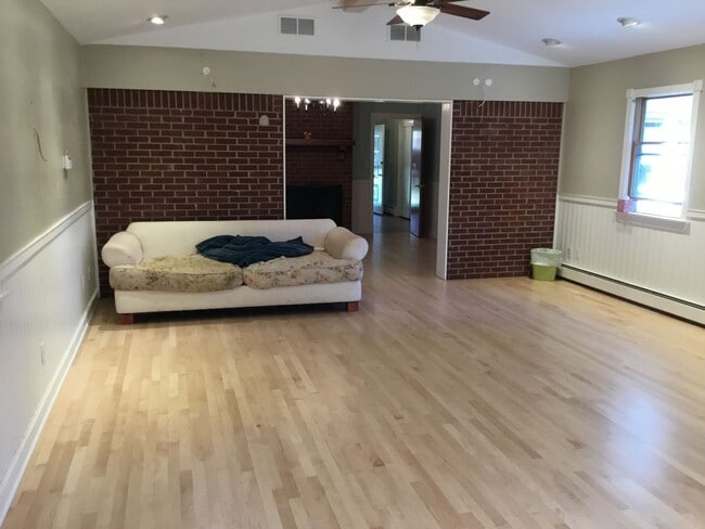 Building Photo - Recently updated ranch in Thoroughgood!