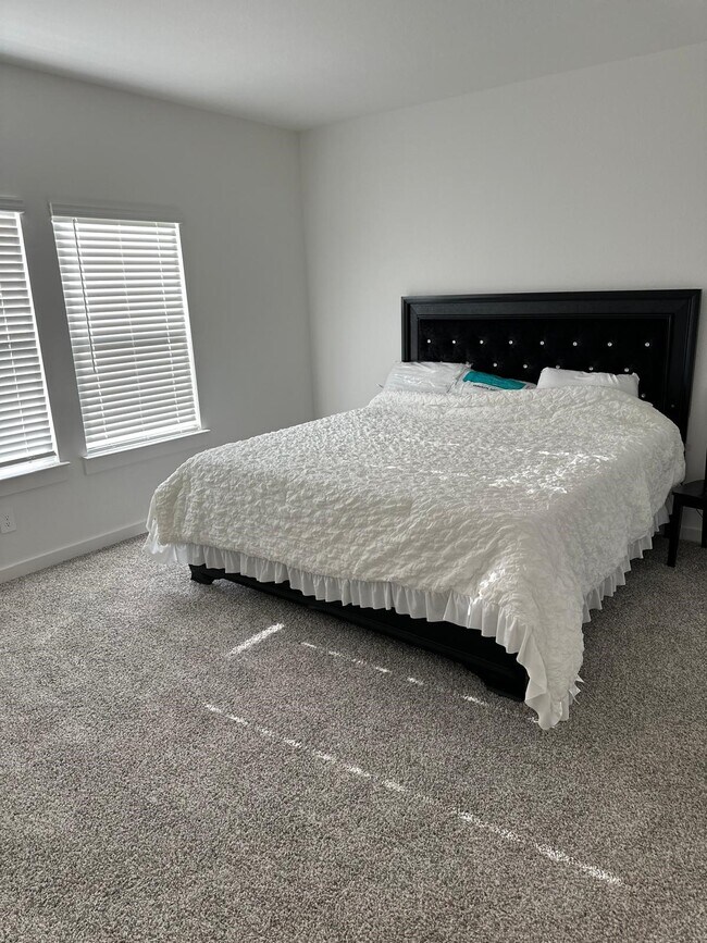 Building Photo - 8027 Marchese Dr