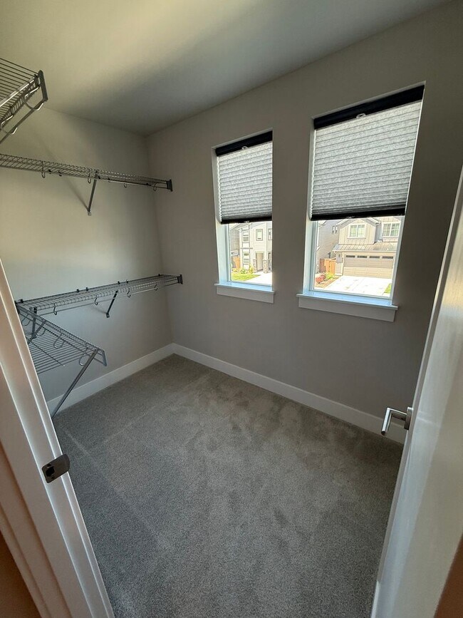 Building Photo - Petrosa!  3 Bdrm, 2.5 Bath 1450 sq ft Town...