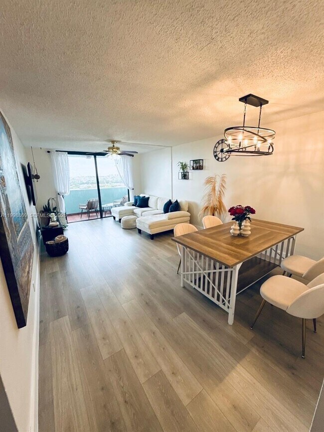 Building Photo - 1825 W 44th Pl