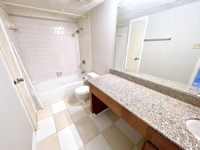 Building Photo - 10555 Turtlewood Ct