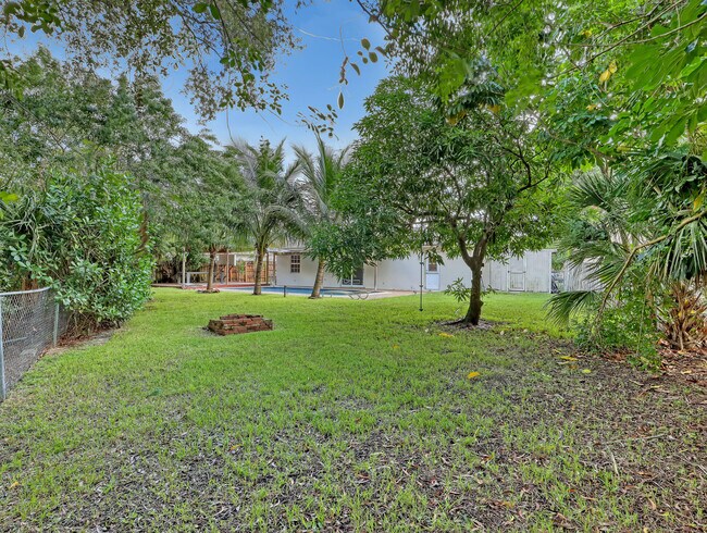 Building Photo - 9596 Richmond Cir