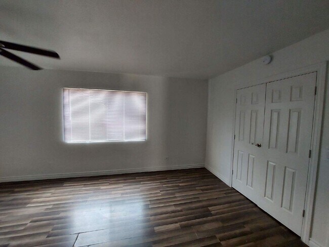 Building Photo - Upstairs 2BD/1.5BA Condo with Washer/Dryer...