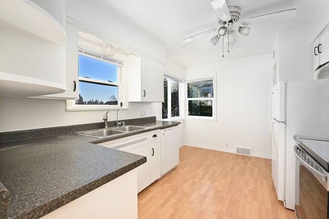 Building Photo - 3 Bedroom Home in Rainer Beach - Beautiful view over Lake Washington