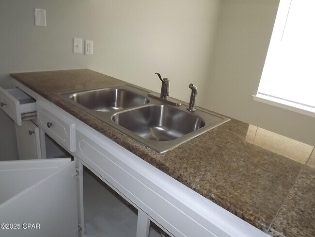 Building Photo - 2712 Oak Hammock Dr