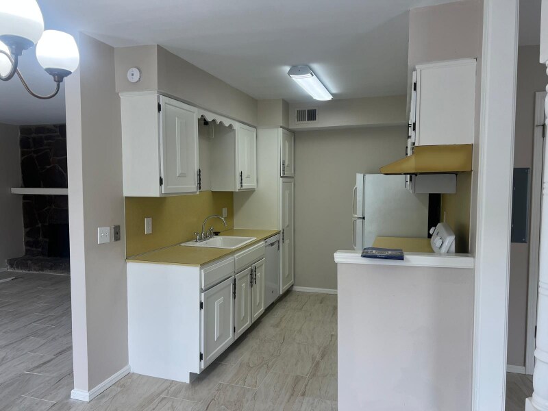 Building Photo - 4442 E 68th St
