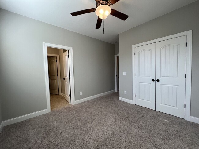 Building Photo - Charming and Convenient Home in Hendersonville