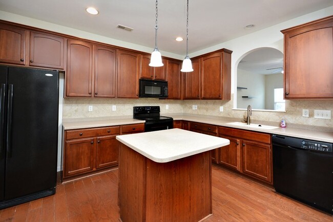 Building Photo - Townhome in Quiet Neighborhood