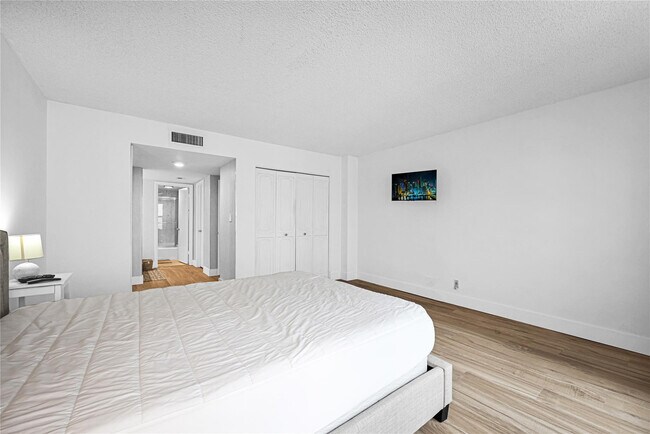 Building Photo - 3900 Galt Ocean Dr