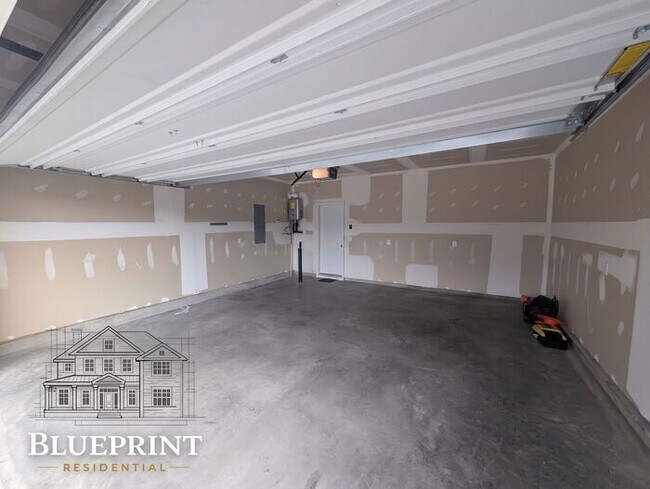 Building Photo - 2024 build, great neighborhood, stainless appliances, granite countertops!