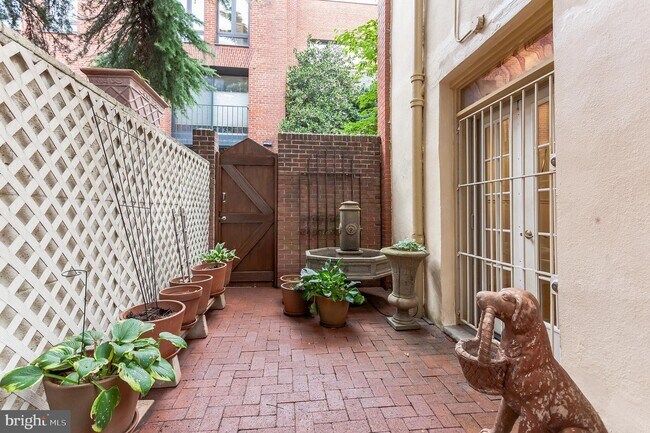 Building Photo - 323 Cypress St