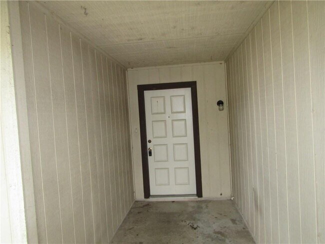 Building Photo - 405 Arrow Head