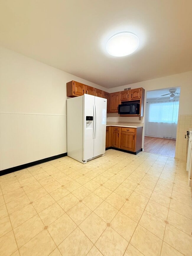 Building Photo - 3 Bedroom 2 BathHome