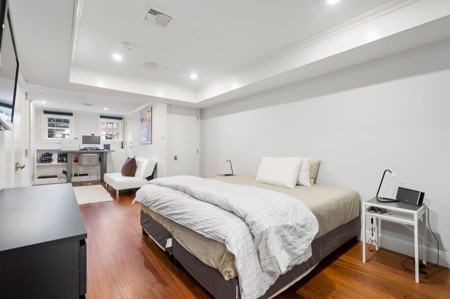 Building Photo - 52 Melrose St