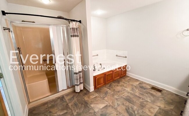 Building Photo - 5737 Garrett Dr