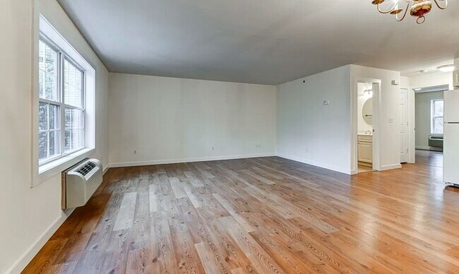 Building Photo - ***2 bedroom apartment walking distance to...