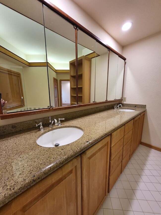Building Photo - 604 Shadow Grove Ct