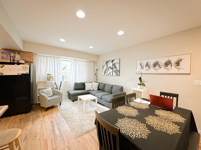 Building Photo - 5335 N California Ave