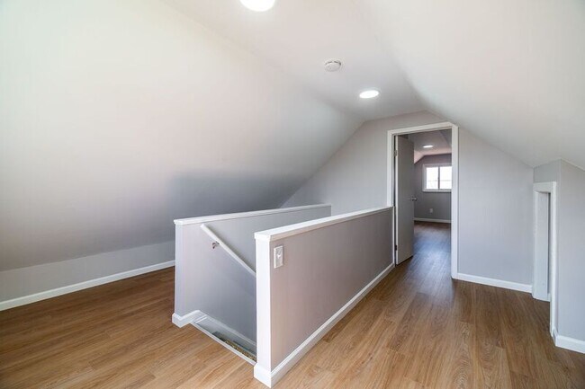 Building Photo - 687 Scriven Ave