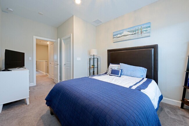 Building Photo - 1832 SE Roxy Way