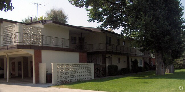 Building Photo - Royal Manor Apartments