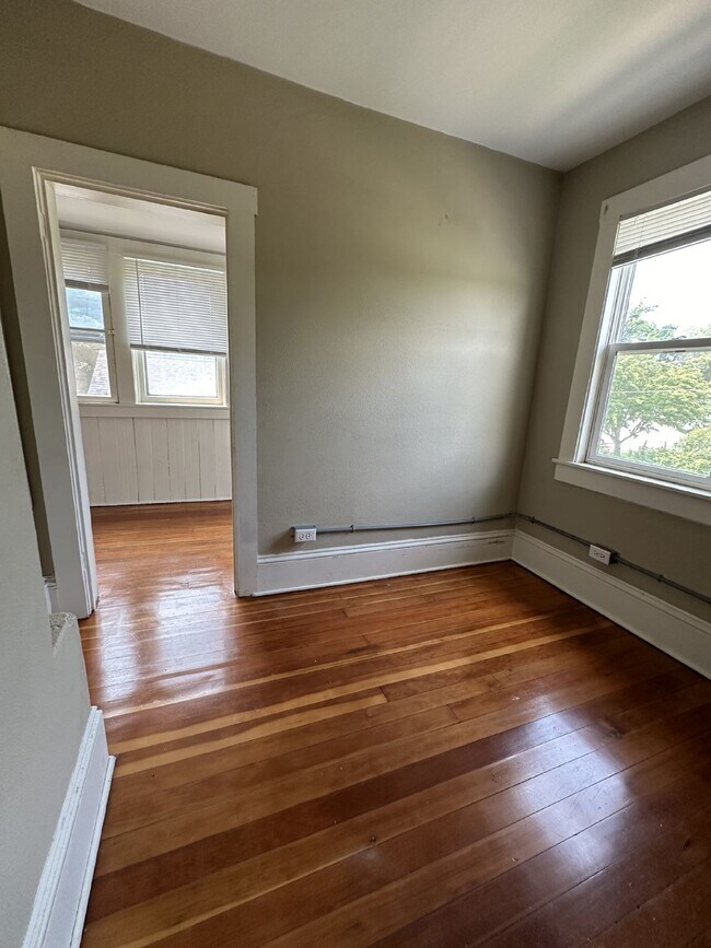 Building Photo - 3 bed 1 bath close to Water St. and UWEC! Available June 1st