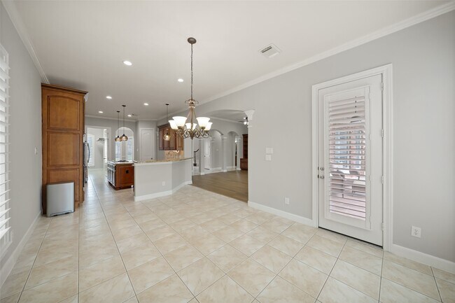 Building Photo - 390 Wedgewood Dr W