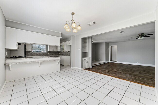 Building Photo - 18 Panorama Dr