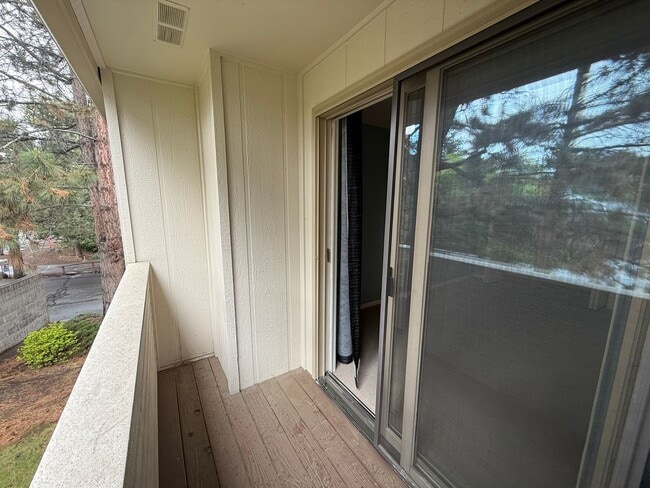 Building Photo - 2 Bed/2.5 Bath Townhome with Garage, Pool and Tennis Court