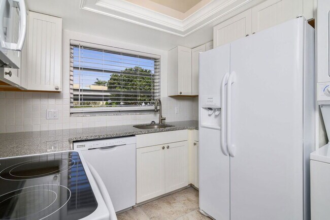 Building Photo - 1020 Palm View Dr