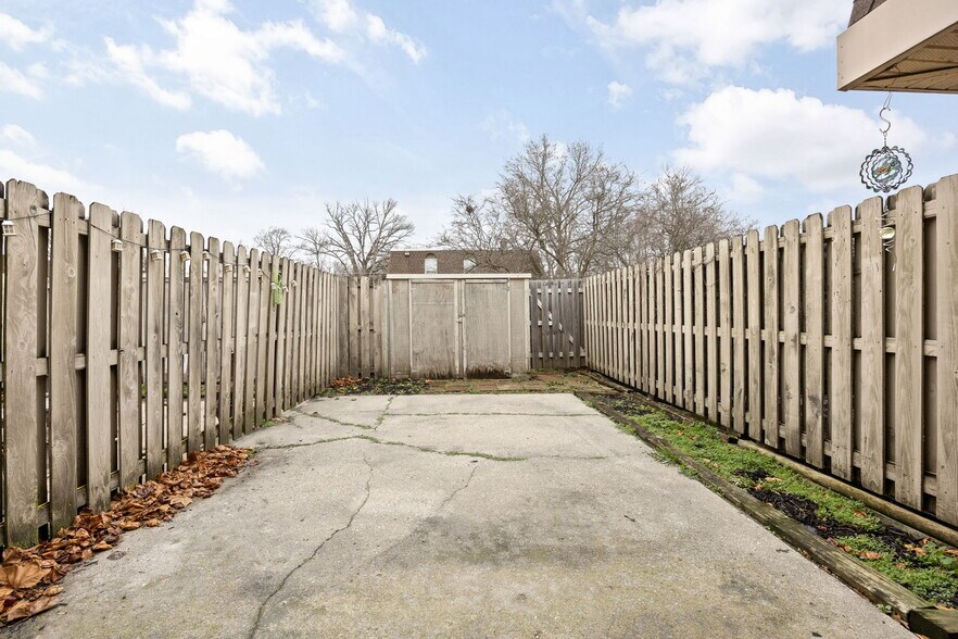 Building Photo - 7488 Country Brook Dr