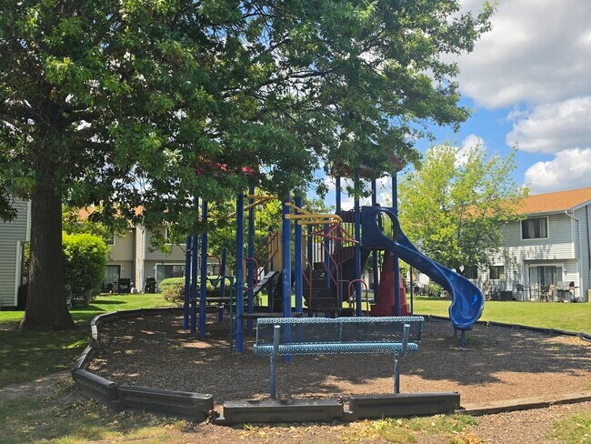 Building Photo - 2000 Bayside Dr