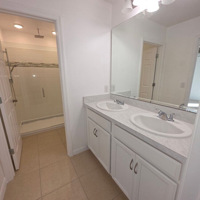 Building Photo - 4 Bedrooms, 2.5 Bathrooms Singe family home